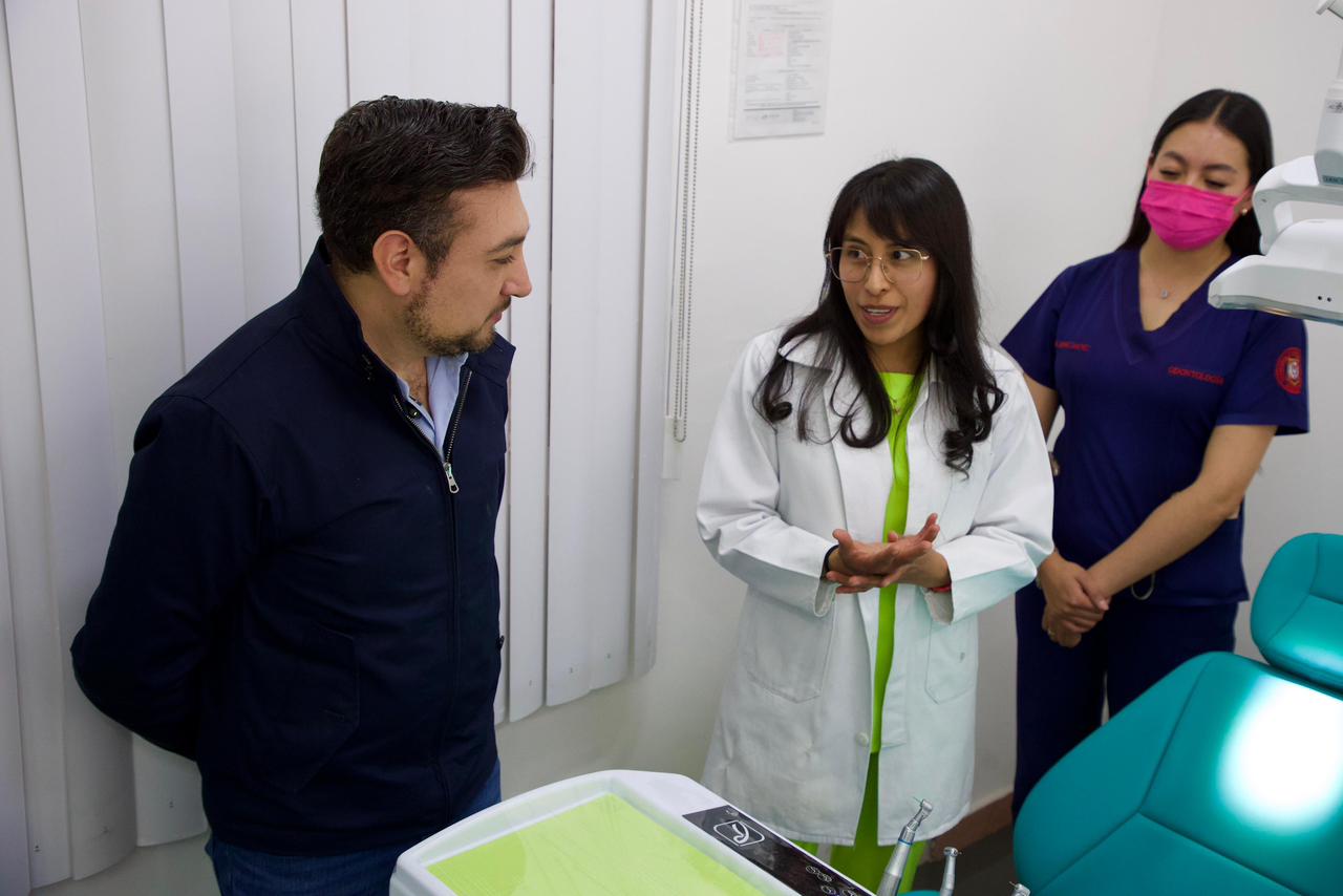 Salvador Santos entrega nueva ambulancia, unidad dental y apoyos a mujeres para el fortalecimiento de su economía  En un evento que reflejó el compromiso social del Gobierno de Huamantla, el 